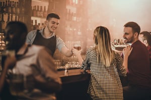 Barman en klanten in horecazaak